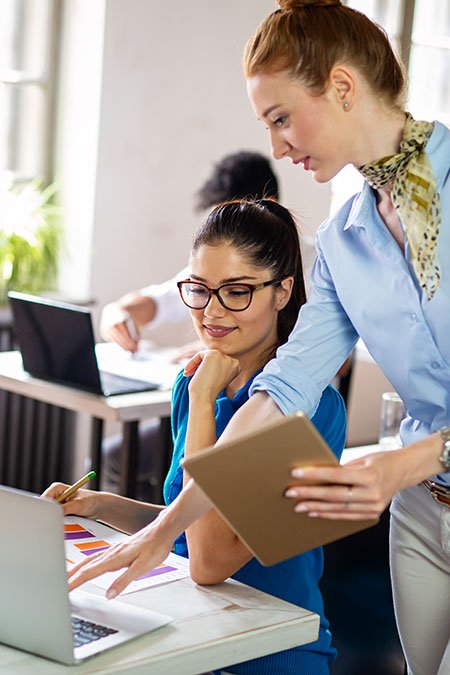 Digital marketing course online interface showing campaign setup, analytics, and training workflow